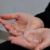 Invisalign – na czym polega leczenie i czym różni się od tradycyjnego aparatu?