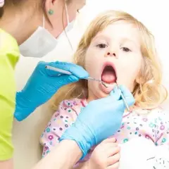Pierwsza wizyta u dentysty: Kiedy zacząć i jak oswoić malucha?