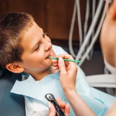 Utknęło jedzenie w dziąśle? Sprawdzone sposoby i sygnały alarmowe
