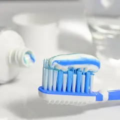 Szczoteczka do zębów z pastą, obok tubki. Kiedy się zużyje, gdzie wyrzucić szczoteczkę do zębów?