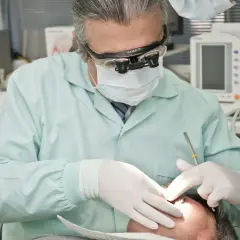 Dentysta to lekarz? Rozwiewamy wątpliwości! Status prawny, L4, recepty