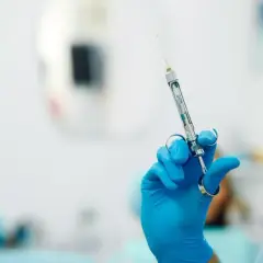 Czy zastrzyk w dziąsło boli? Prawda o bezbolesnym znieczuleniu