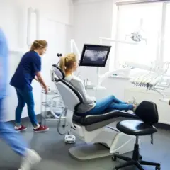 Dentysta a ortodonta: Kiedy do kogo? Kluczowe różnice dla Twojego uśmiechu