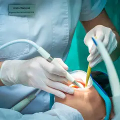 Anita Walczak, higienistka stomatologiczna, dba o zdrowie zębów pacjenta, używając nowoczesnego sprzętu.