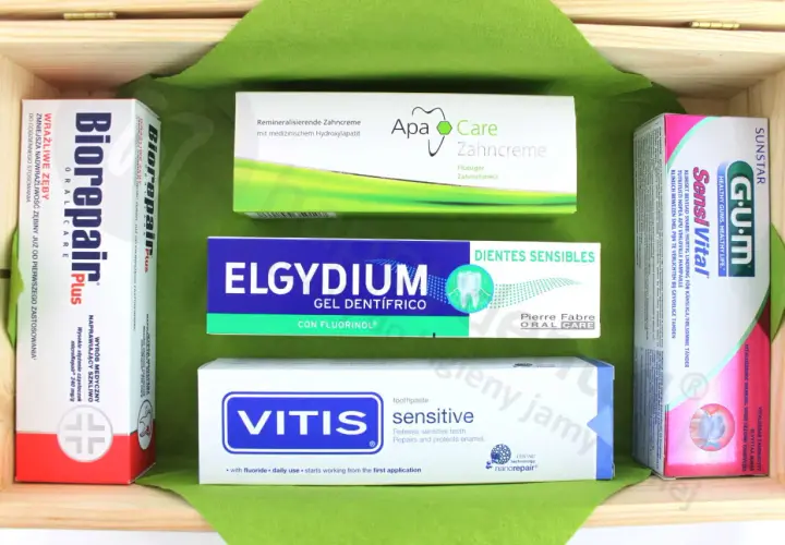 Zestaw produktów do higieny jamy ustnej, w tym maść na odsłonięte szyjki zębowe Biorepair Plus, Elgydium, Vitis Sensitive i inne.