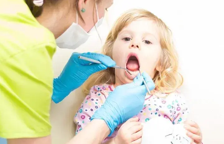Pierwsza wizyta u dentysty: Kiedy zacząć i jak oswoić malucha?