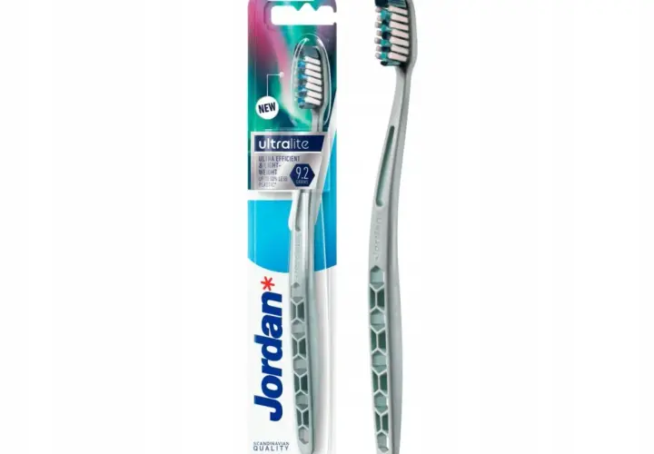 Szczoteczka Jordan Ultralite, twardość medium. Lekka, waży 9.2g, co to znaczy? Mniej plastiku, więcej ekologii.