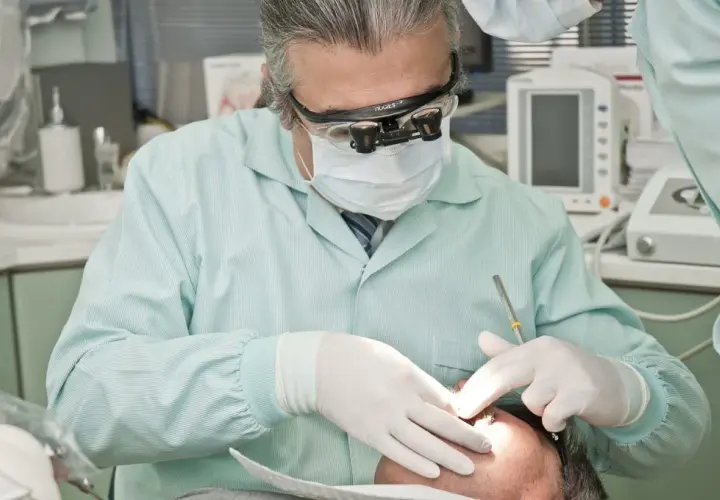 Dentysta to lekarz? Rozwiewamy wątpliwości! Status prawny, L4, recepty
