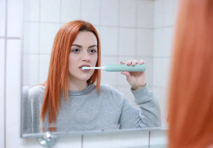 Szczoteczka soniczna czy rotacyjna? Porównanie i wybór eksperta