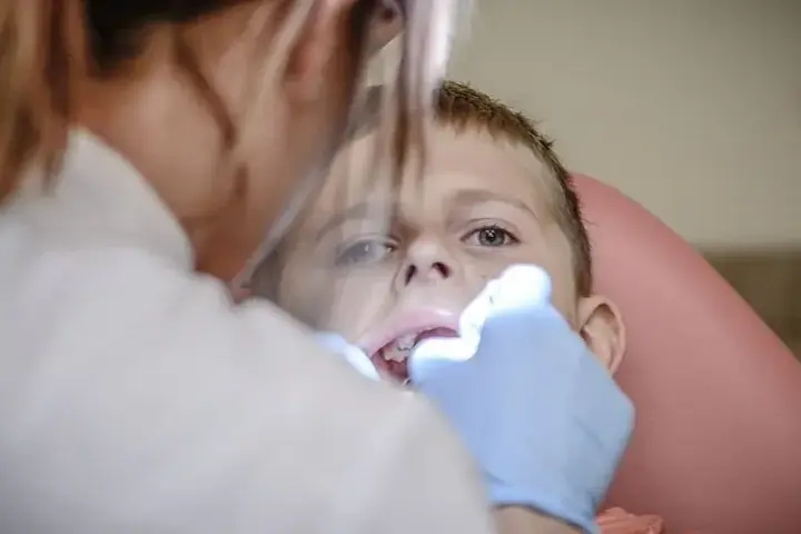 Jak przekonać dziecko do dentysty? 7 strategii Kajetana Kaczmarka