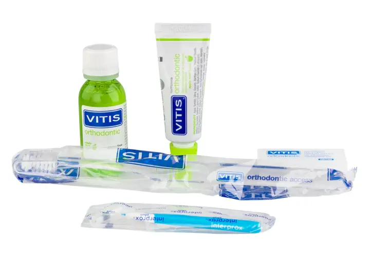 Zestaw VITIS orthodontic: płyn do płukania, pasta, szczoteczka i wosk. Idealny do higieny jamy ustnej z aparatem ortodontycznym.