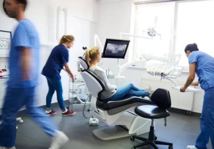 Dentysta a ortodonta: Kiedy do kogo? Kluczowe różnice dla Twojego uśmiechu