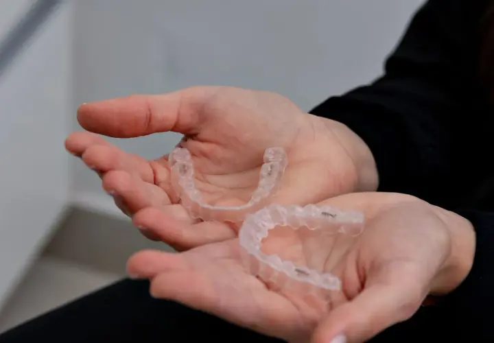 Invisalign – na czym polega leczenie i czym różni się od tradycyjnego aparatu?