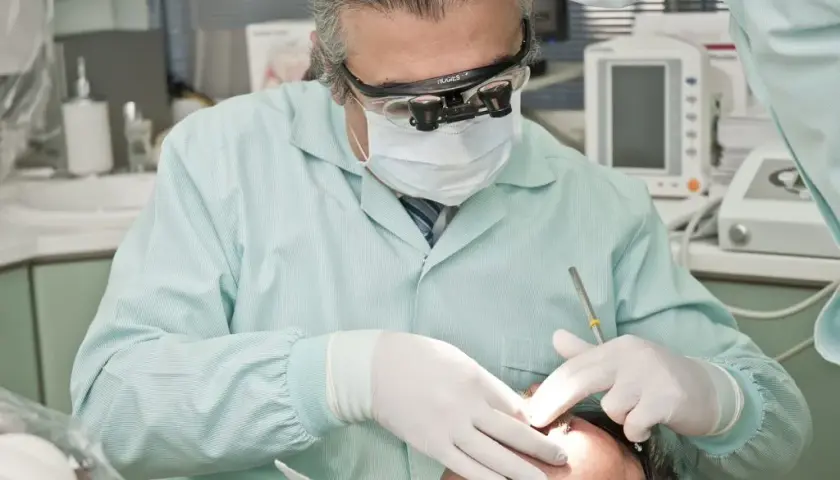Dentysta to lekarz? Rozwiewamy wątpliwości! Status prawny, L4, recepty