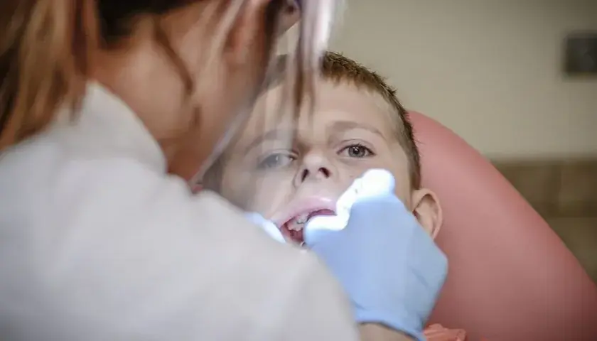Jak przekonać dziecko do dentysty? 7 strategii Kajetana Kaczmarka