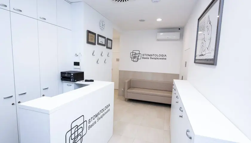 Nowoczesna recepcja stomatologiczna w Krakowie. Ranking najlepszych klinik stomatologicznych w Krakowie uwzględnia takie placówki jak ta.