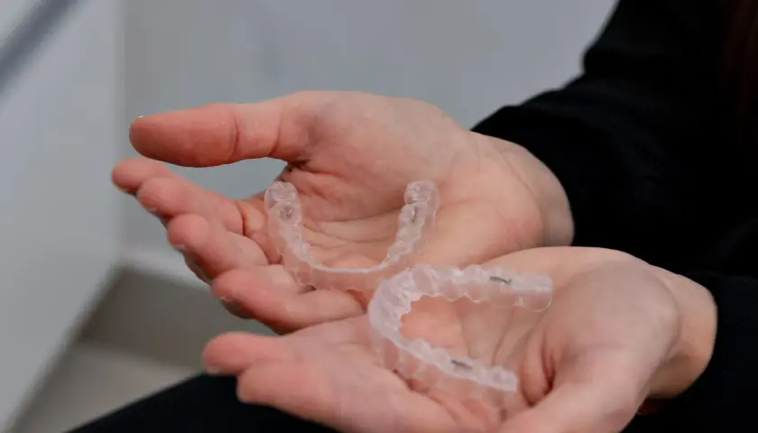 Invisalign – na czym polega leczenie i czym różni się od tradycyjnego aparatu?