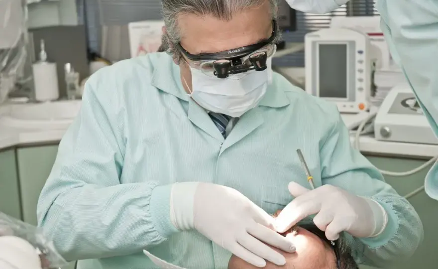 Dentysta to lekarz? Rozwiewamy wątpliwości! Status prawny, L4, recepty
