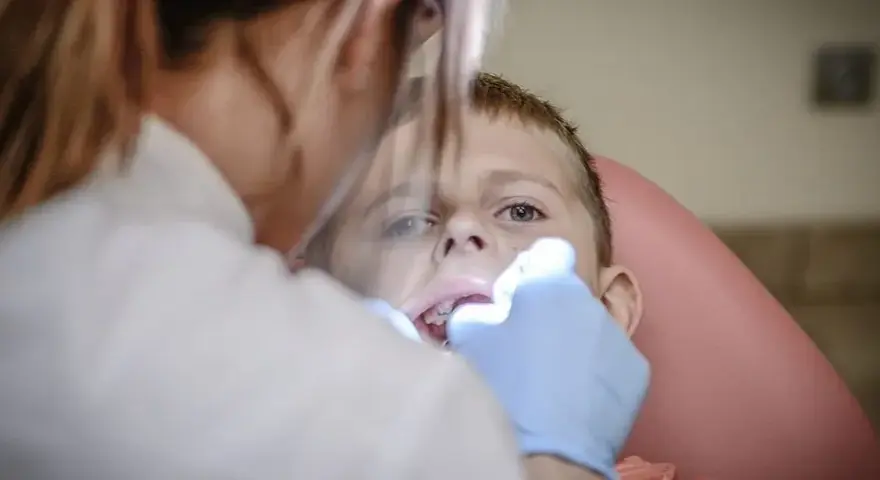 Jak przekonać dziecko do dentysty? 7 strategii Kajetana Kaczmarka