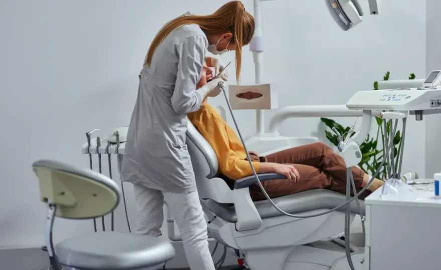 Zarobki dentysty: 60 000 zł miesięcznie? Poznaj całą prawdę!