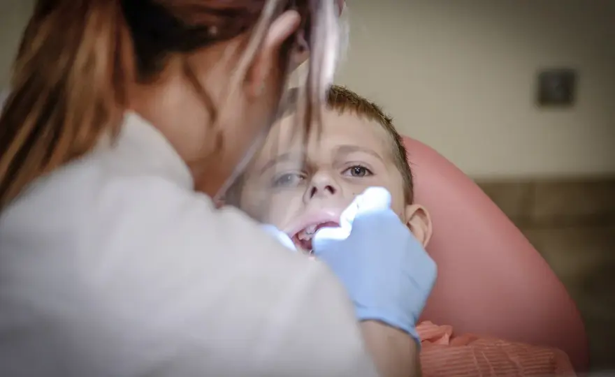 Lęk dziecka u dentysty: Jak sprawić, by otworzyło usta?