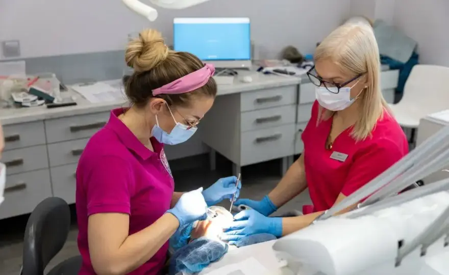 Znieczulenie u dentysty: Ile trwa? Bezpieczne porady po wizycie