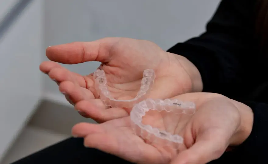 Invisalign – na czym polega leczenie i czym różni się od tradycyjnego aparatu?