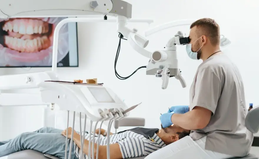 Dentysta i stomatolog to to samo? Wyjaśniamy raz na zawsze!