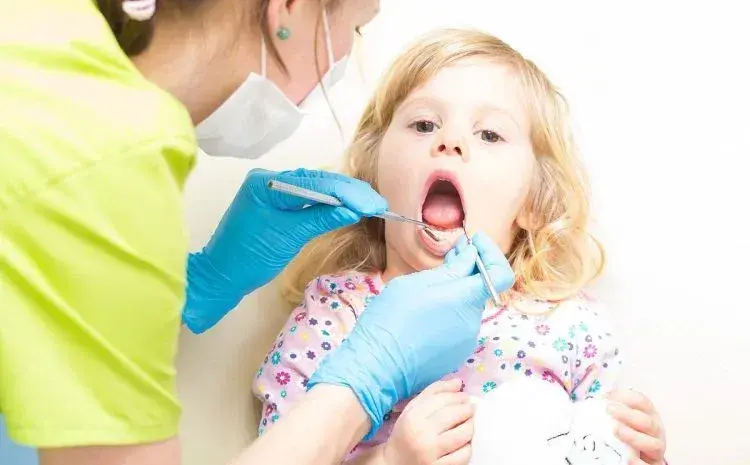 Pierwsza wizyta u dentysty: Kiedy zacząć i jak oswoić malucha?