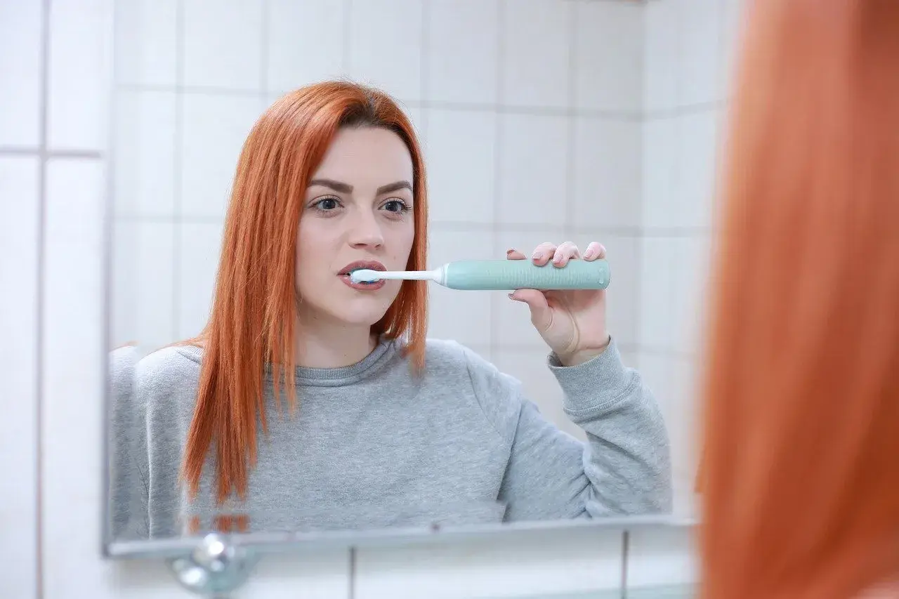 Szczoteczka soniczna czy rotacyjna? Porównanie i wybór eksperta