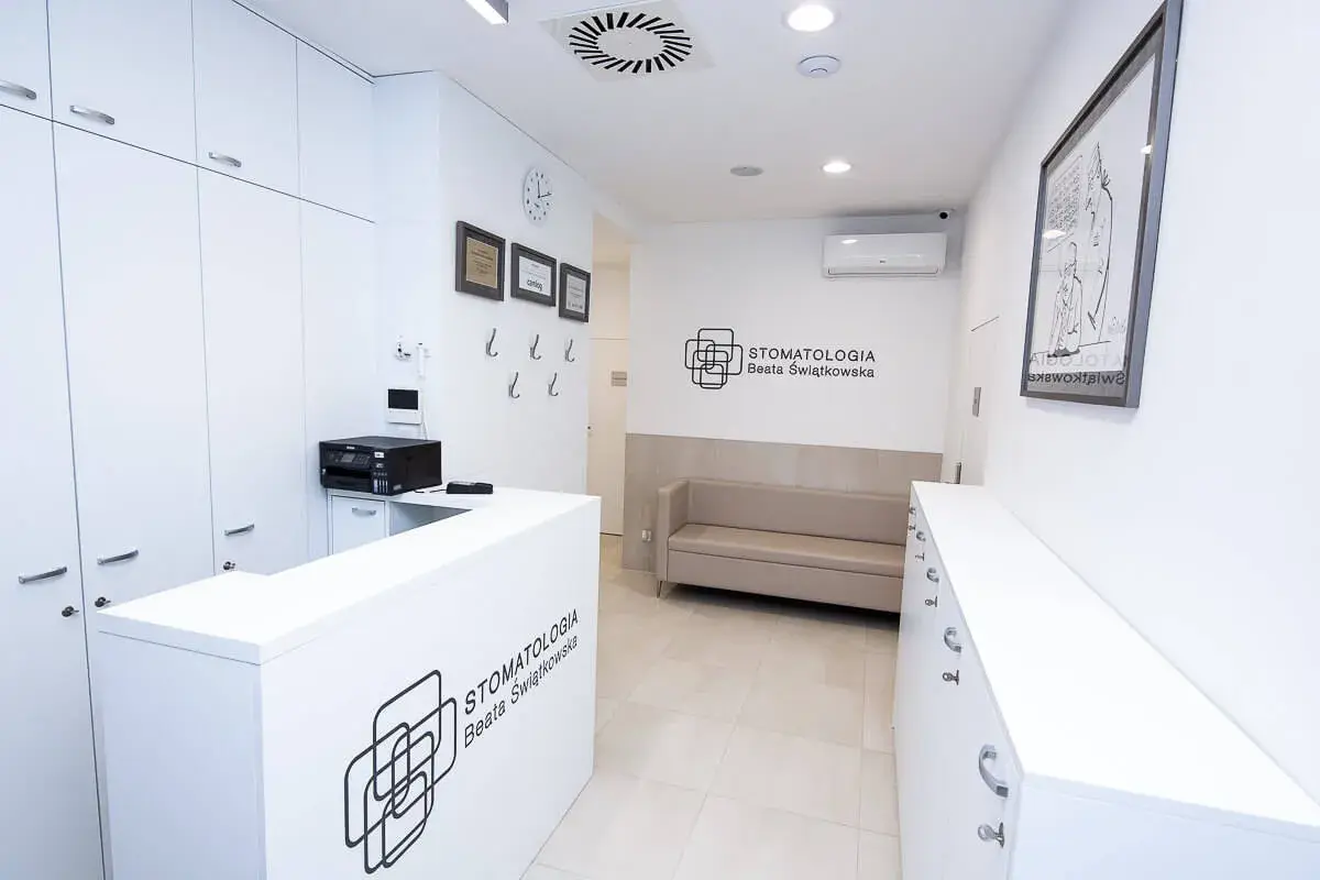 Nowoczesna recepcja stomatologiczna w Krakowie. Ranking najlepszych klinik stomatologicznych w Krakowie uwzględnia takie placówki jak ta.