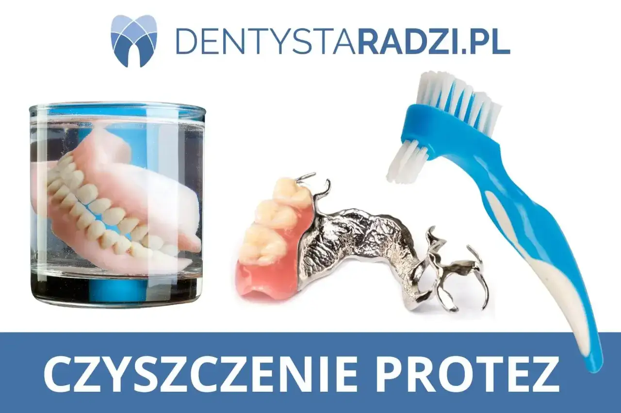 Jak wyczyścić protezę zębową domowym sposobem? Na zdjęciu proteza w szklance wody, proteza metalowa i szczoteczka.