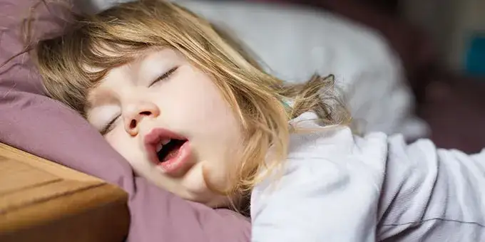 dziecko z otwartą buzią hipotonia oralna