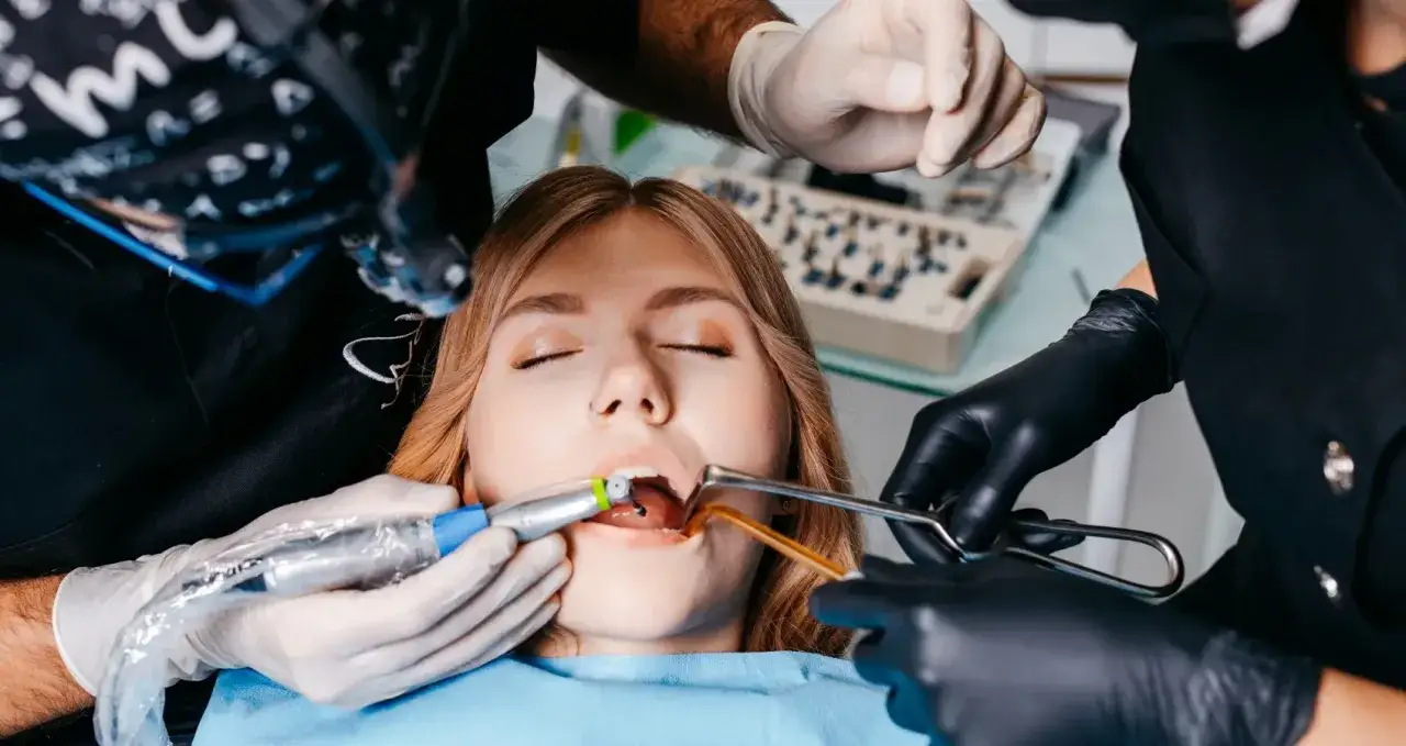 Pacjentka u dentysty, artykaina w trakcie zabiegu.