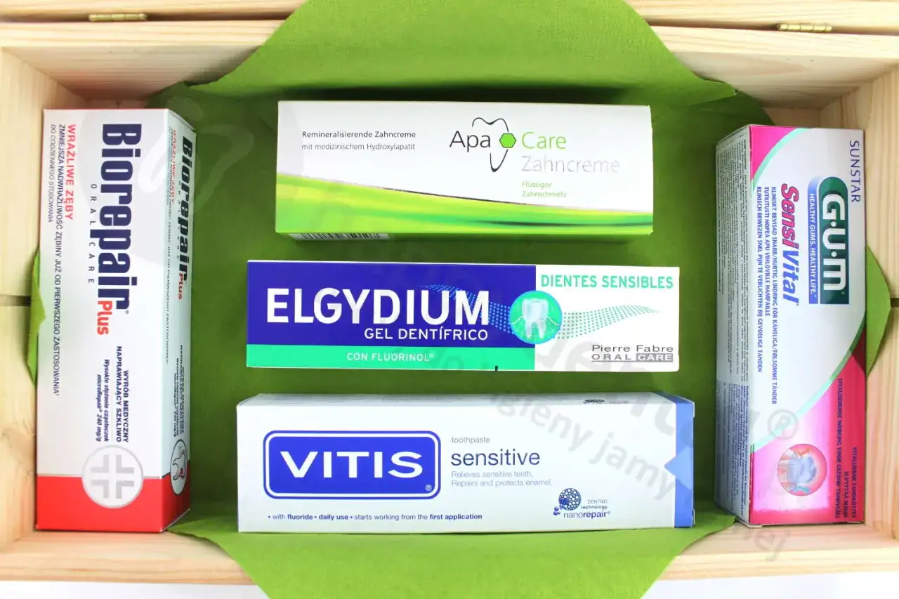 Zestaw past do zębów, w tym maść na odsłonięte szyjki zębowe Biorepair Plus, Elgydium, Vitis Sensitive i GUM SensiVital.
