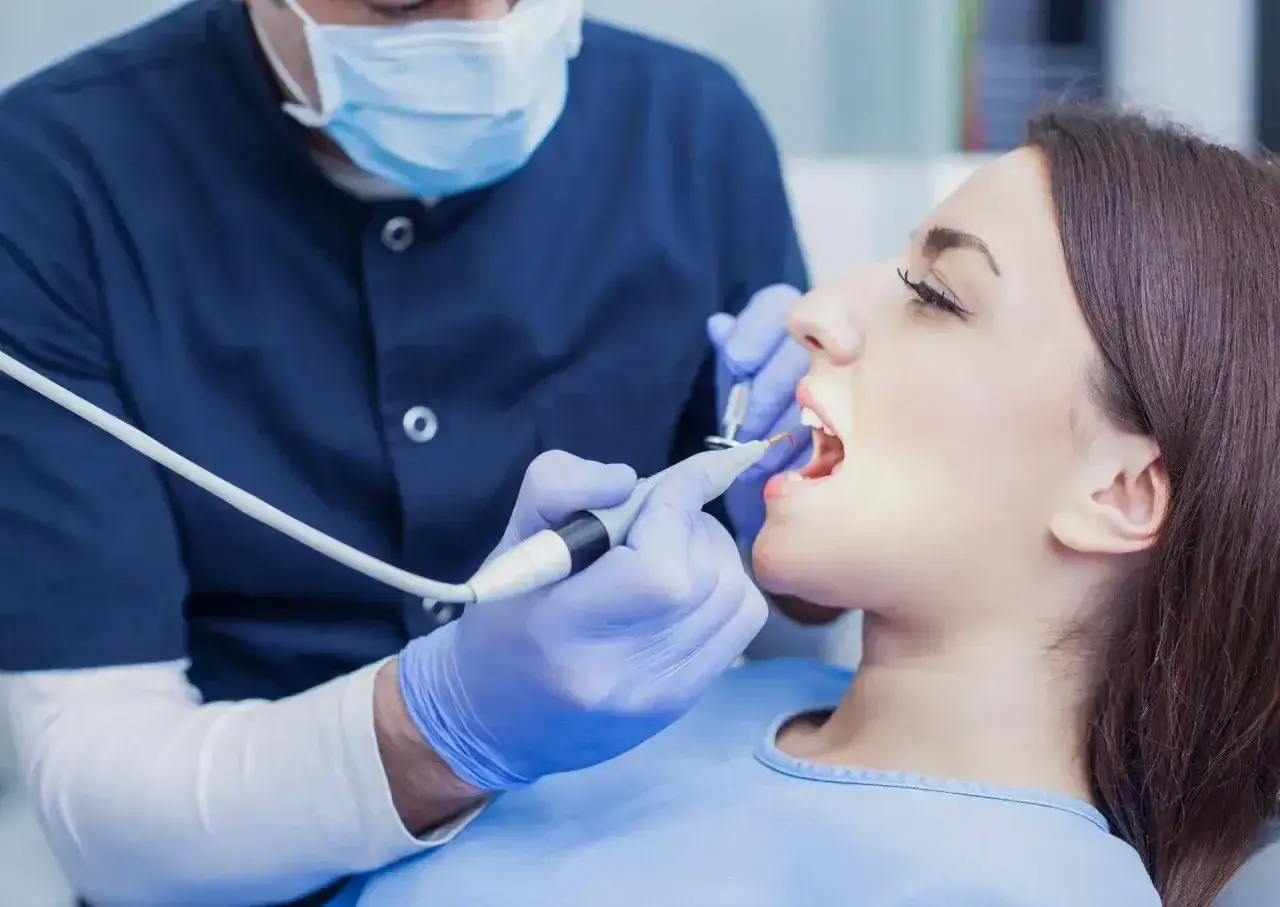 Dentysta wykonuje zabieg. Zastanawiasz się, ile kosztuje znieczulenie u dentysty? To zależy od rodzaju i gabinetu.