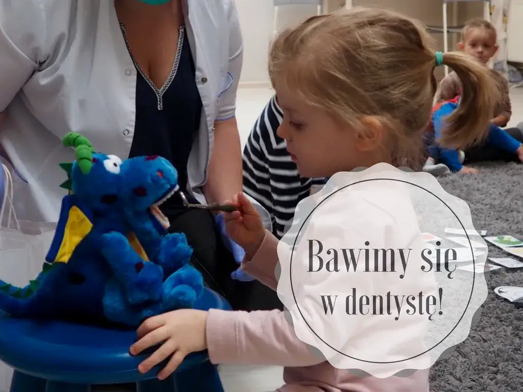 dziecko bawi się w dentystę z misiem