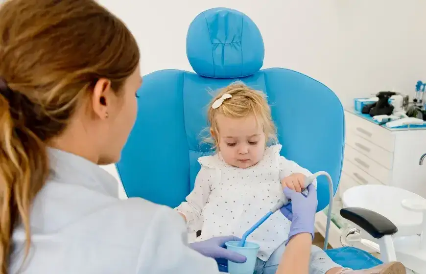dziecko na fotelu dentystycznym podczas wizyty adaptacyjnej
