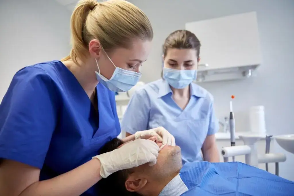 dentysta bada pacjenta diagnostyka bólu zęba