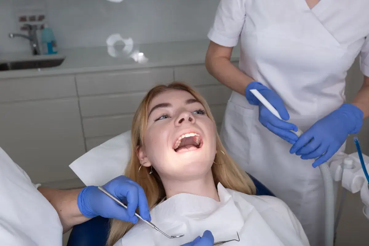 Pacjentka u dentysty, otwarte usta. Czy lidokaina skutki uboczne mogą wpłynąć na wizytę?